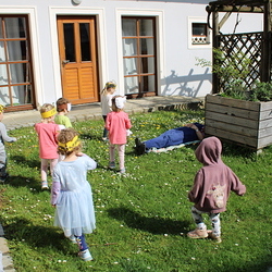 Bäuerin Frieda wecken.
